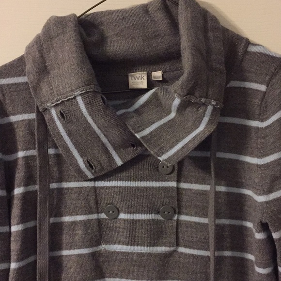 Sweater. Size Medium. - Picture 2 of 9